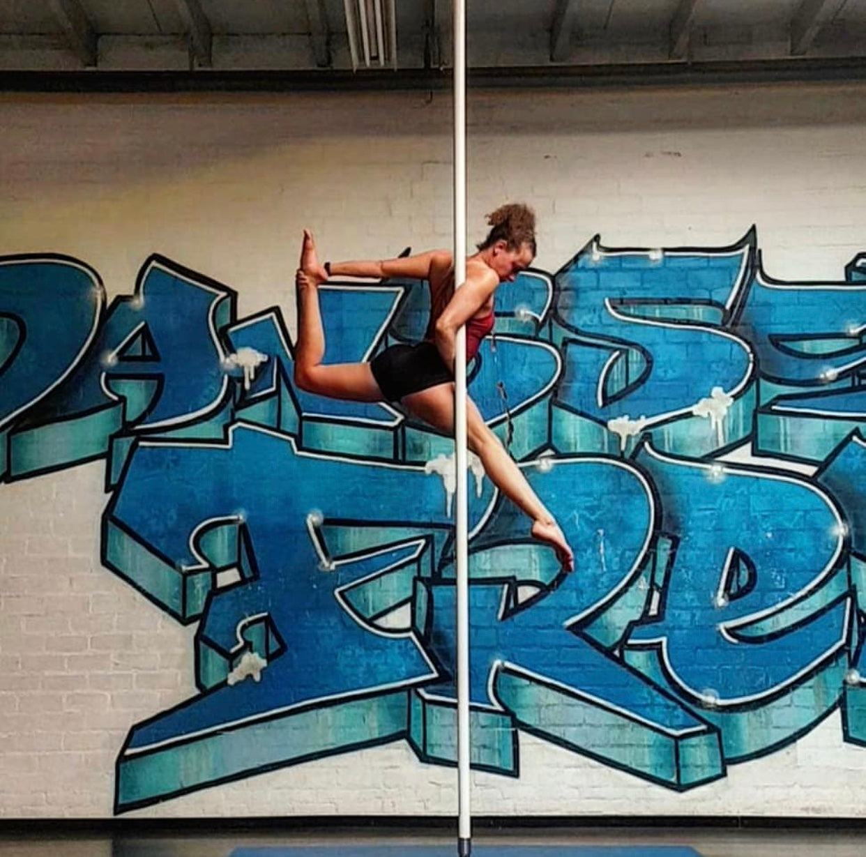 INTERVIEW: Sharon Balances Pole Dancing Fitness With Her Nursing Career (NETHERLANDS)